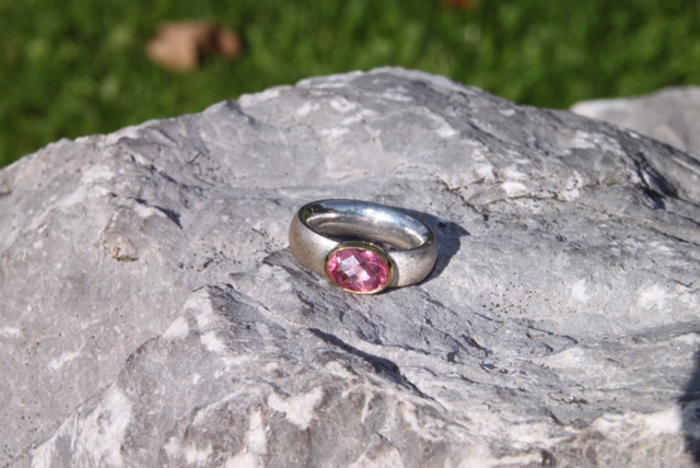 Ring mit rosa Saphir