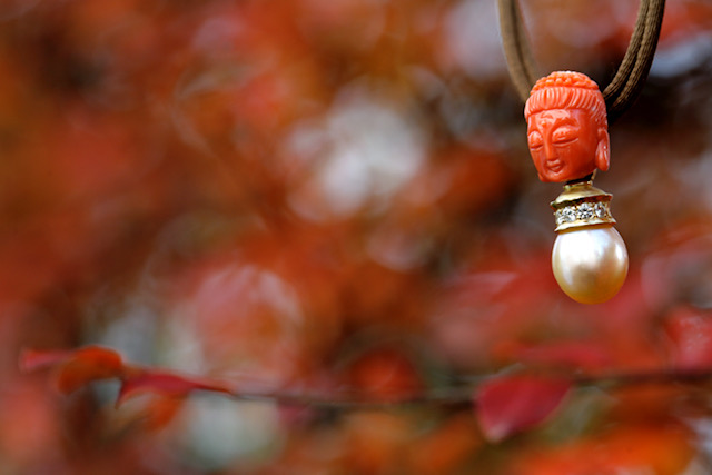 Anhänger mit Buddha aus Koralle, Süßwasserperle und Brillanten